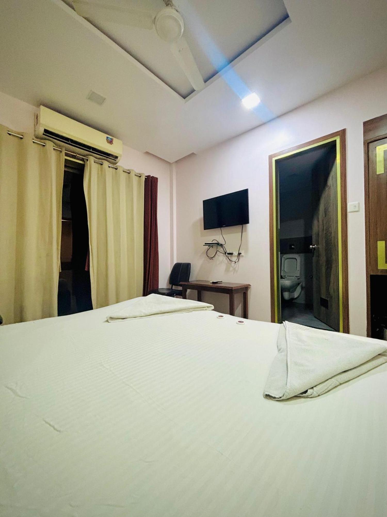 Hotel Laxmi Residency Lonavala Exteriör bild